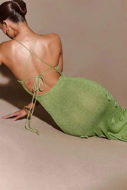 Damklänning – Figurnära Slipmodell – Stickat Tyg – 3D Blommor – Öppen Rygg med Knytband