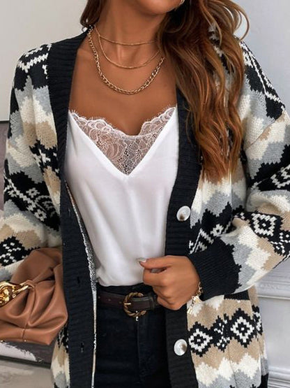 Damkappa i stickat – Oversize passform – Etno-mönster – Knäppning fram