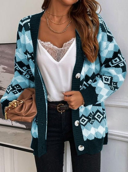 Damkappa i stickat – Oversize passform – Etno-mönster – Knäppning fram