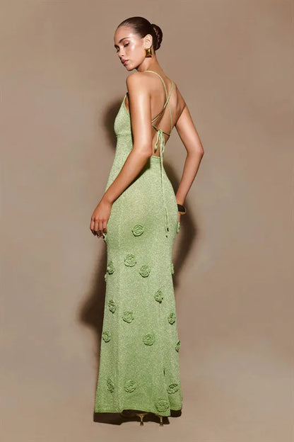 Damklänning – Figurnära Slipmodell – Stickat Tyg – 3D Blommor – Öppen Rygg med Knytband