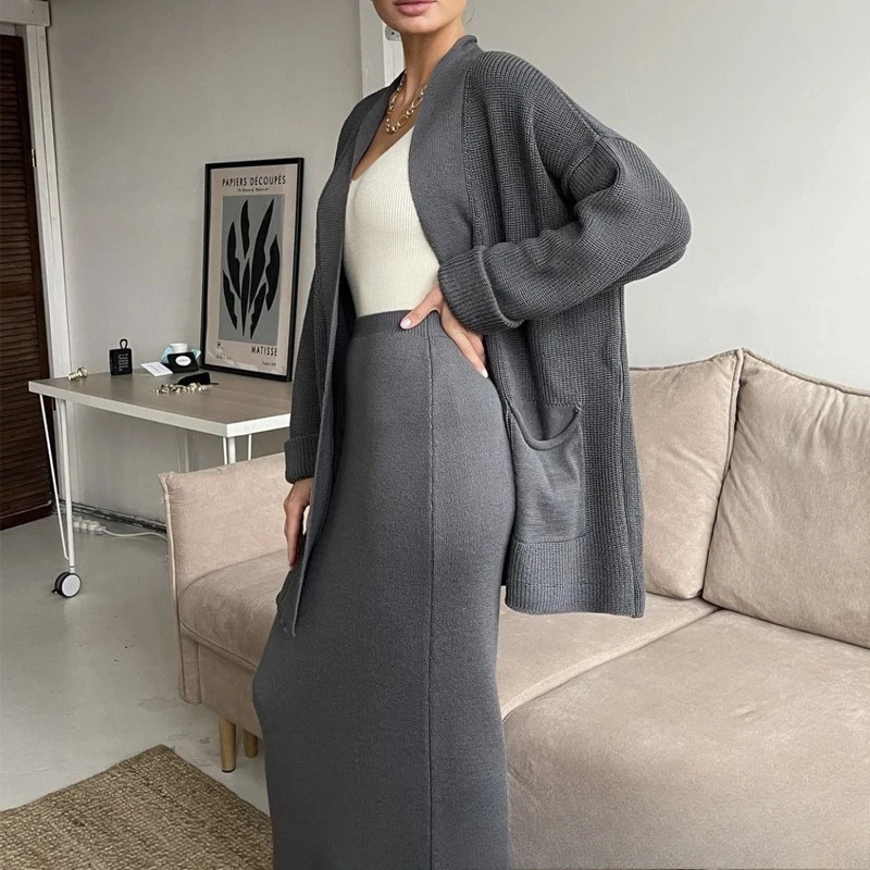 Damset i stickat tyg – Oversize kofta med öppet front – Hög midja pennkjol midi