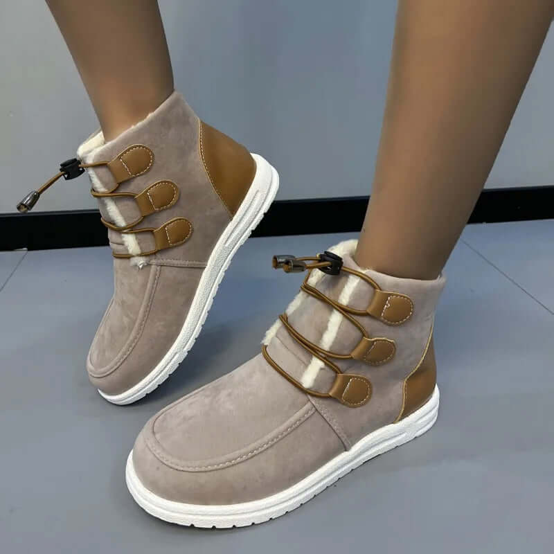 Damstövletter – Mjukt mockaliknande material – Platt sula – Fuskpälsfodrad – Spänndetaljer