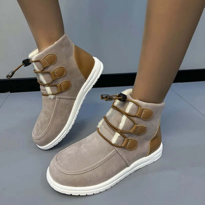 Damstövletter – Mjukt mockaliknande material – Platt sula – Fuskpälsfodrad – Spänndetaljer