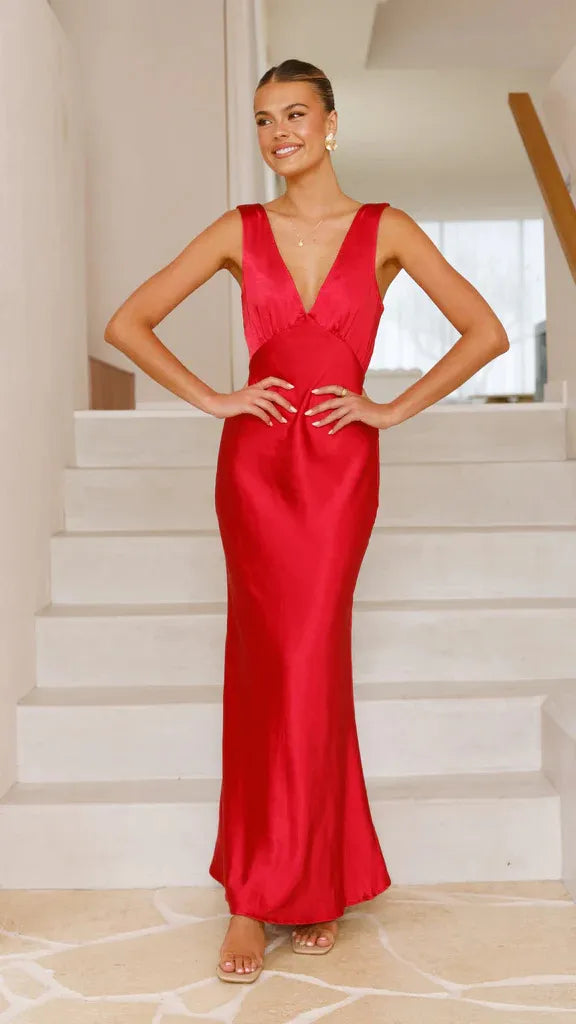 Damklänning - Ärmlös omlottklänning med v-ringning - Golvlång satinklänning