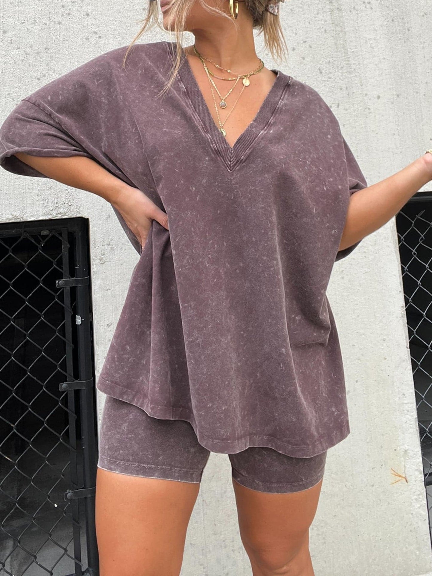 Dam T-shirt Oversized – V-ringning – Kortärmad – Cykelshorts Set – Bekväm Passform