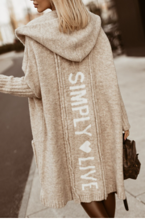 Damkappa – Lång Modell – Lös Passform – Med Huva – Mjuk Ull – Tryck på Ryggen