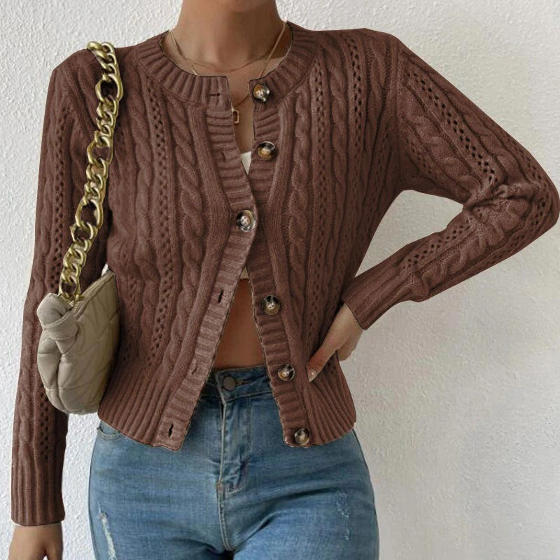 Damkofta – Figurnära Passform – Kabelstickad – Knäppning Fram – Ull