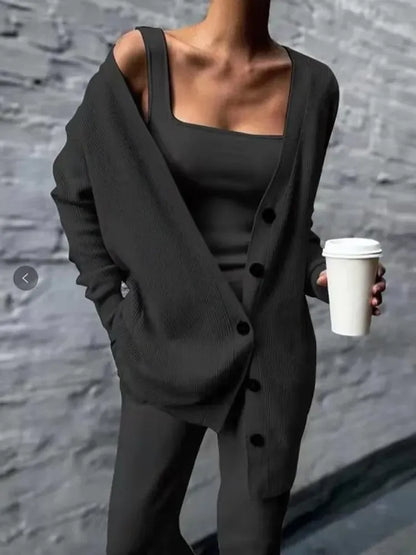 Damloungeset – Stickad kofta – Figursydd linne – Raka byxor