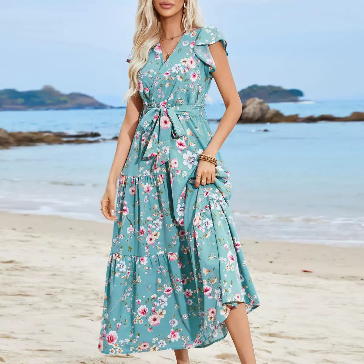 Damklänning – V-ringning – Avslappnad passform – Midjeband – Blommigt mönster – Volangärmar – Bomull