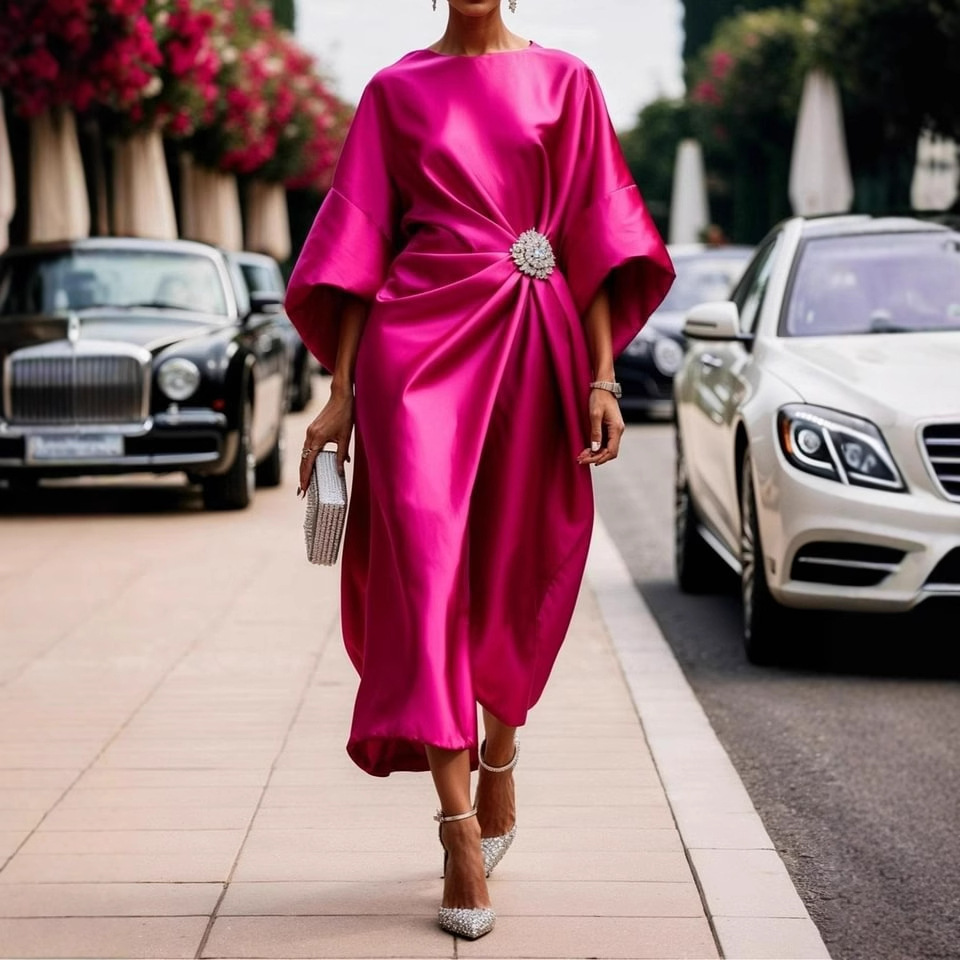 Damklänning midi – avslappnad passform – satinliknande tyg – draperad design – broschdetalj