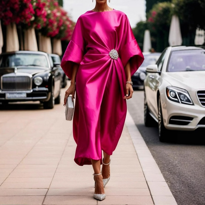 Damklänning midi – avslappnad passform – satinliknande tyg – draperad design – broschdetalj