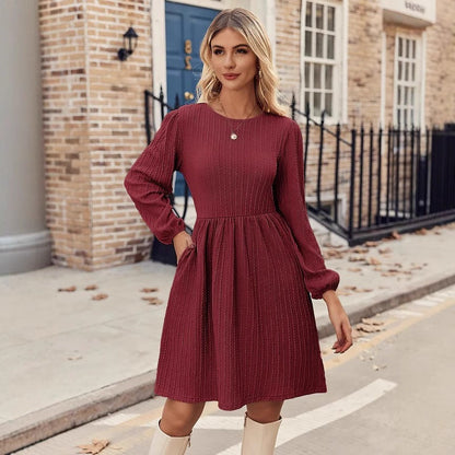 Damklänning – Stickad Jacquard – Figurnära Liv – Klockad Kjol – Puffärm – Rund Hals – Med Fickor