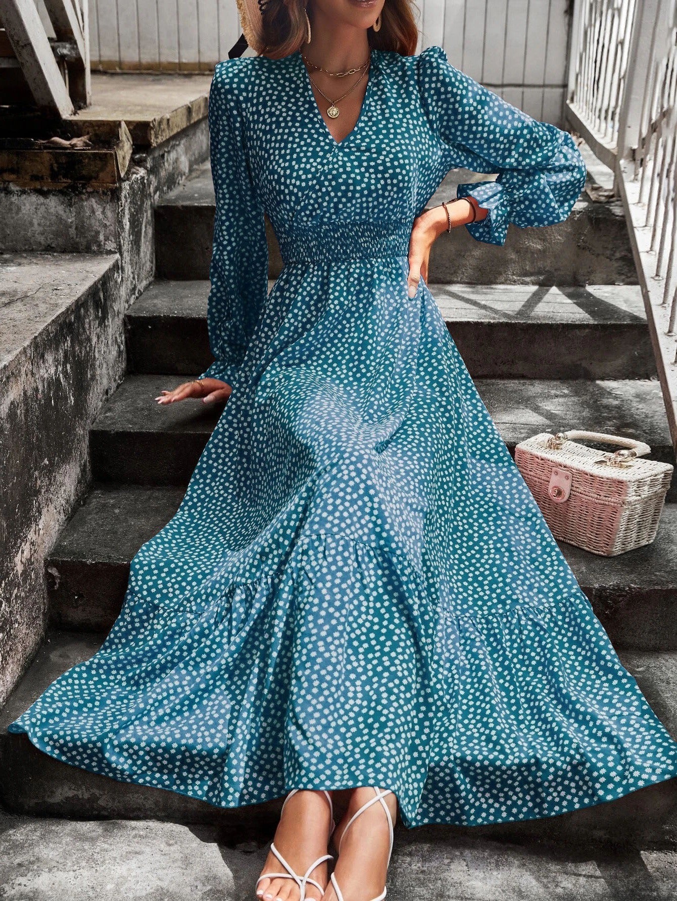 Damklänning midi – V-ringning – Lång ärm – Utsvängd passform – Prickigt mönster – Bomullskänsla