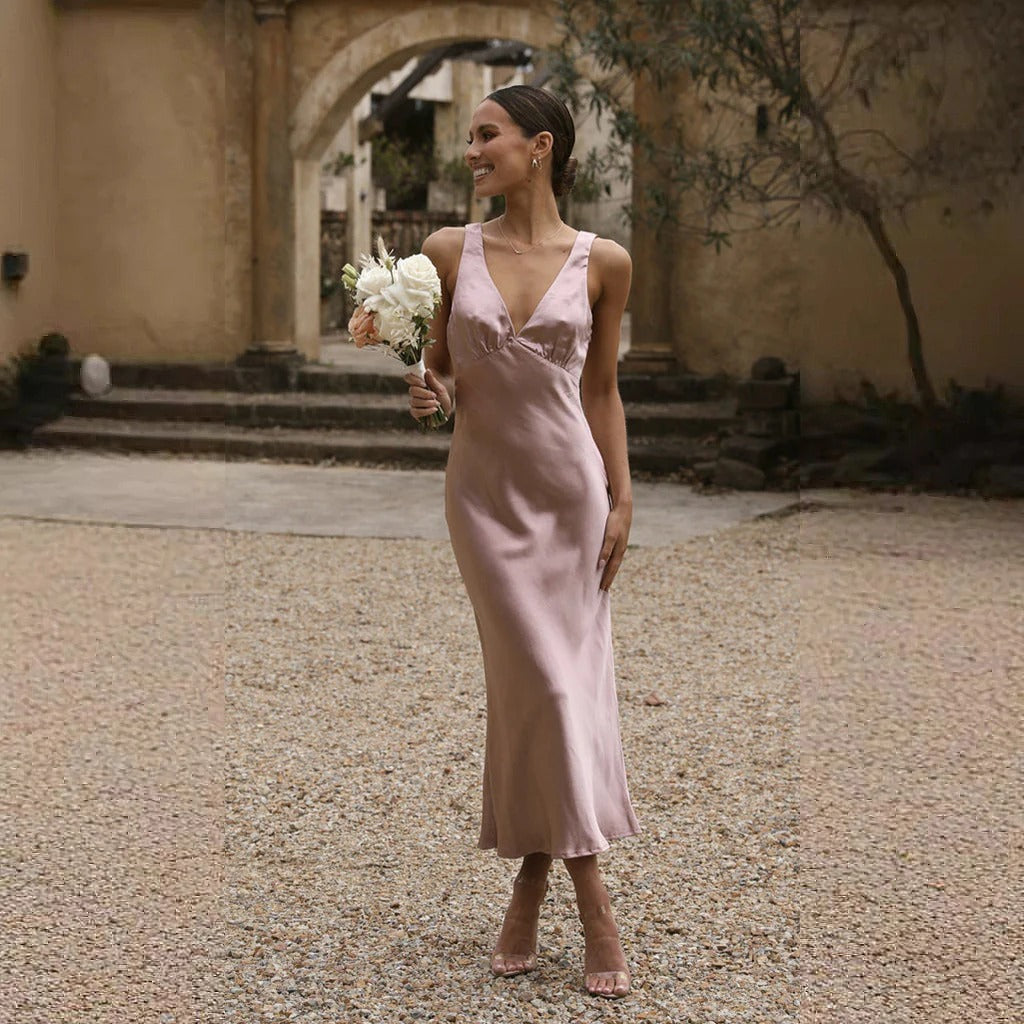Dam Maxi Klänning – Slim Fit – Lyxigt Tyg – Djup V-Ringning – Eleganta Axelband