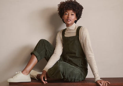 Damoverall – Corduroy – Avslappnad Passform – Justerbara Axelband – Slag vid Benavslut