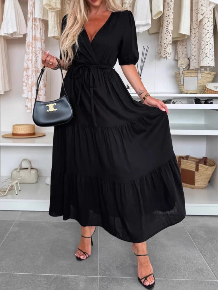 Damklänning – V-ringning – Omlottmodell – A-linjeform – Kort puffärm – Maxilängd