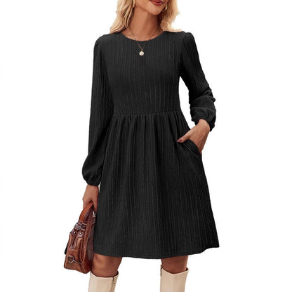 Damklänning – Stickad Jacquard – Figurnära Liv – Klockad Kjol – Puffärm – Rund Hals – Med Fickor