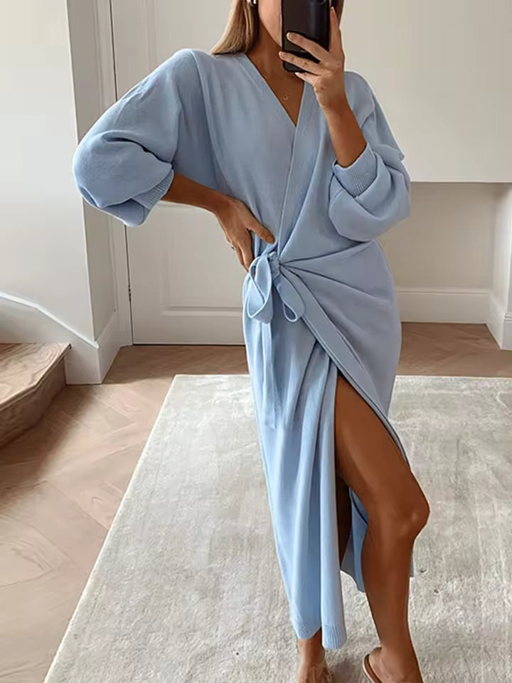 Damklänning – Omlottmodell – V-ringning – Lång ärm – Slits – Mjuk stickad kvalitet