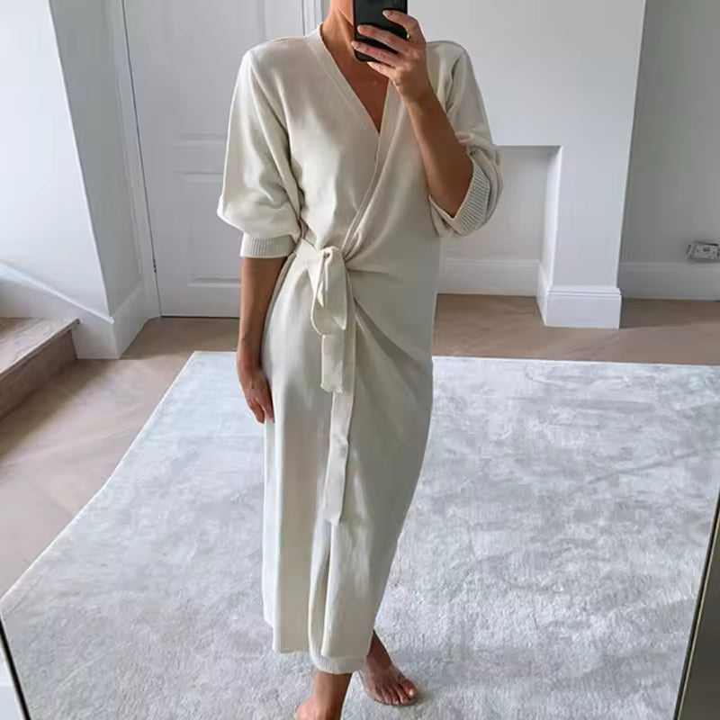 Damklänning – Omlottmodell – V-ringning – Lång ärm – Slits – Mjuk stickad kvalitet