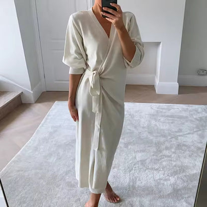 Damklänning – Omlottmodell – V-ringning – Lång ärm – Slits – Mjuk stickad kvalitet