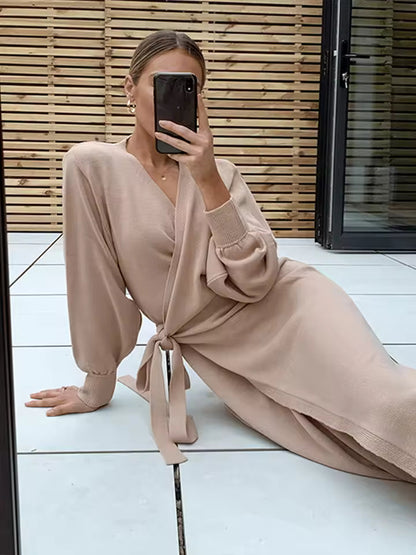 Damklänning – Omlottmodell – V-ringning – Lång ärm – Slits – Mjuk stickad kvalitet