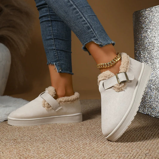 Damstövlar – Ankelhöga – Fuskmocka – Fuskpälsfoder – Platt Sula – Spänne