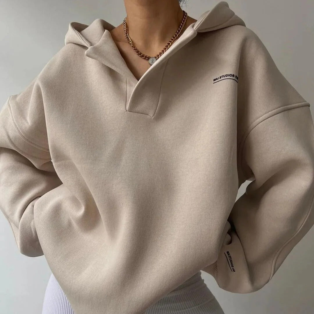 Dam Hoodie – Oversize Passform – V-ringning – Dropped Axlar – Mjuk Bomullsblandning