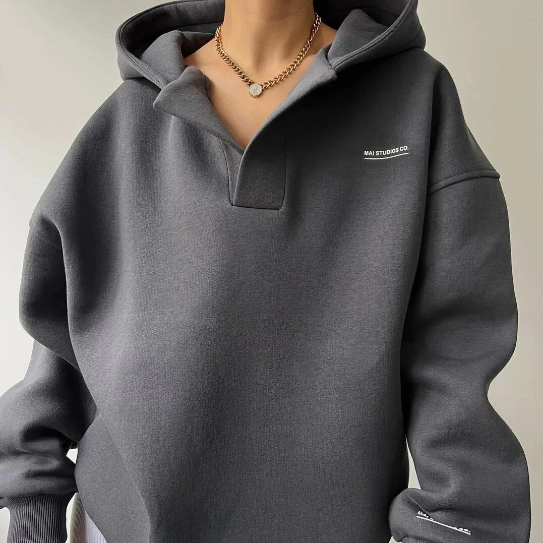 Dam Hoodie – Oversize Passform – V-ringning – Dropped Axlar – Mjuk Bomullsblandning