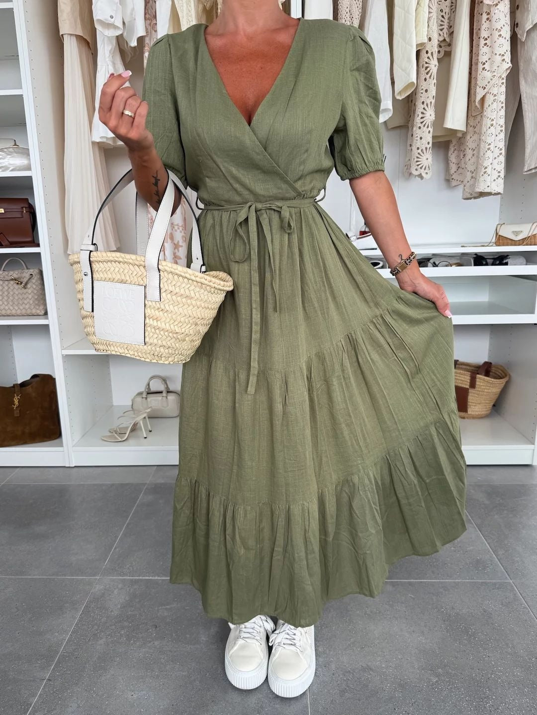 Damklänning – V-ringning – Omlottmodell – A-linjeform – Kort puffärm – Maxilängd