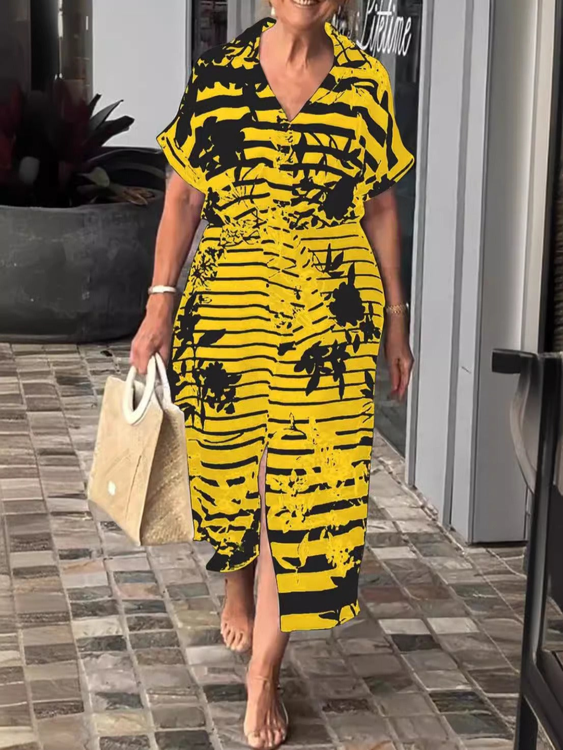 Damklänning – Kort ärm – Knäppning – Växtmönster – Midjebälte – Slits – Midi