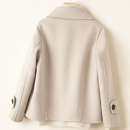 Damkappa – Skräddarsydd Passform – Ullmix – Dubbelknäppt – Knappar vid Ärmslut