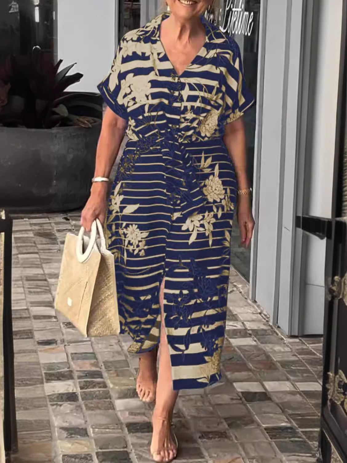 Damklänning – Kort ärm – Knäppning – Växtmönster – Midjebälte – Slits – Midi