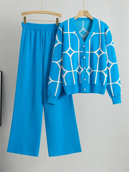 Damset i stickat – V-ringad kofta med mönster – Höga vida byxor – Avslappnad passform