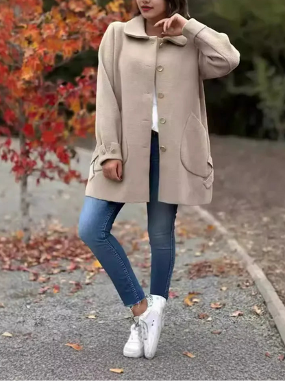 Damkappa i ull – Avslappnad passform – Lång modell – Slåkrage – Knappar – Fickor