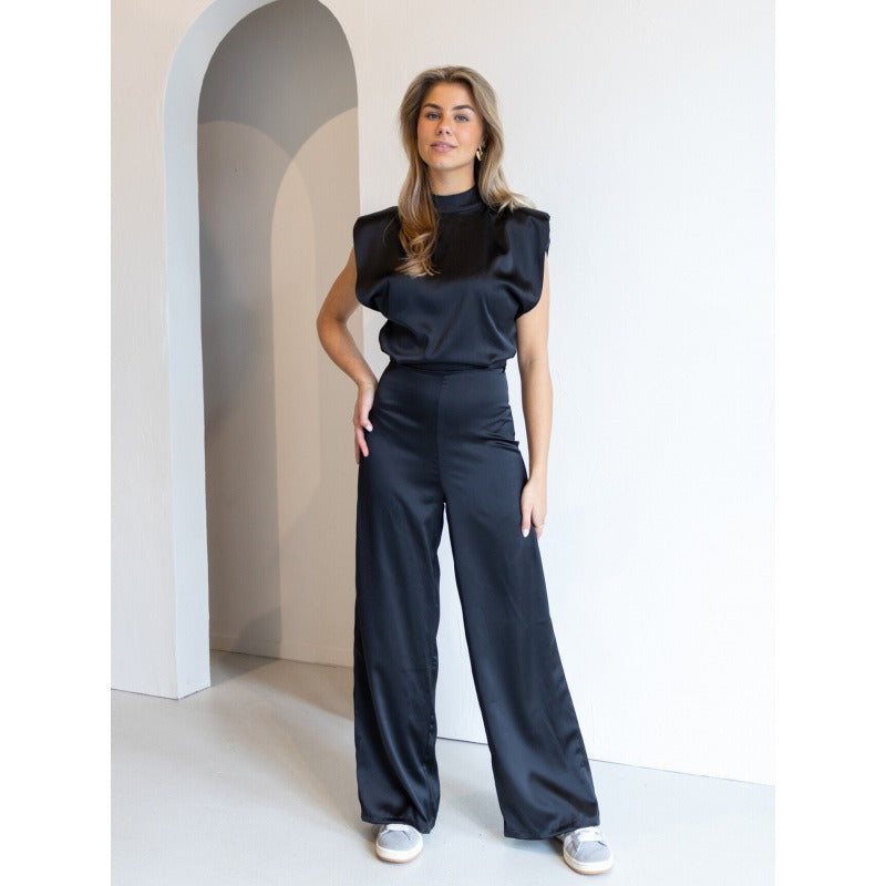 Dam jumpsuit – Satinfinish – Ärmös – Hög hals – Öppen rygg – Vida ben – Elegant passform