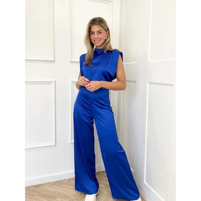 Dam jumpsuit – Satinfinish – Ärmös – Hög hals – Öppen rygg – Vida ben – Elegant passform