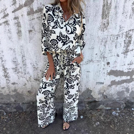 Damset med blus och vida byxor – avslappnad passform – blommigt mönster – bomullsblandning – knappar – dragsko i midjan