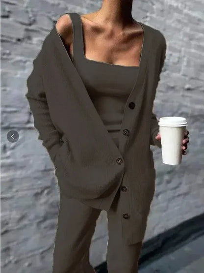 Damloungeset – Stickad kofta – Figursydd linne – Raka byxor