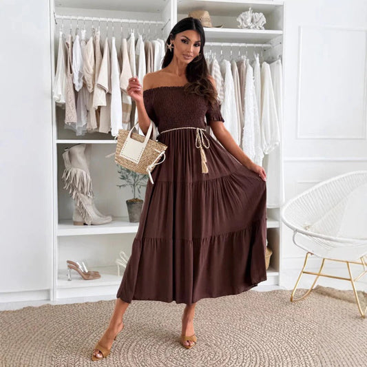 Kvinnors maxiklänning – off shoulder – luftig passform – rynkad midja – volangdetalj