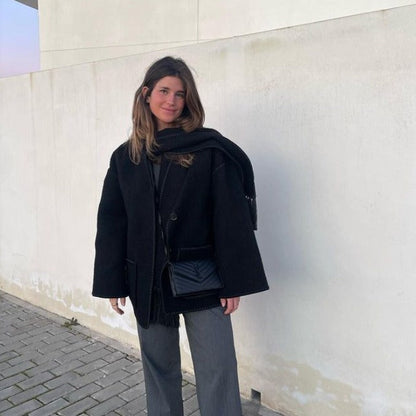 Damkappa i ull – Oversized passform – Knäppning – Matchande halsduk – Fickor