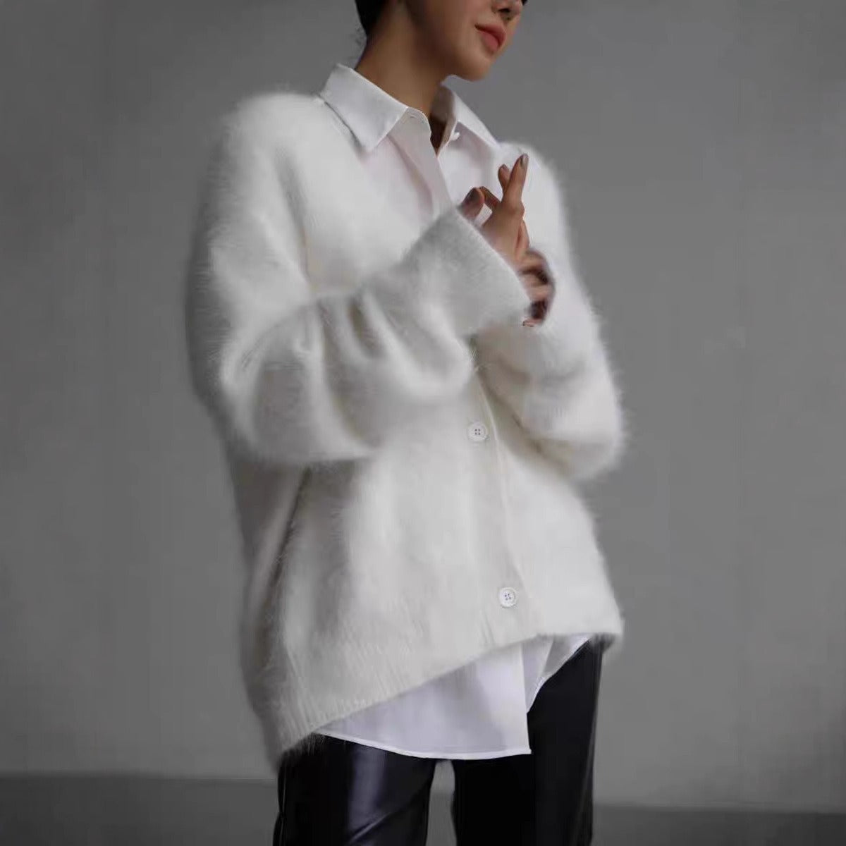 Damkofta – Oversize avslappnad passform – Mjuk fluffig stickad – V-ringning med knappar