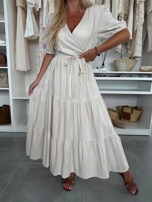 Damklänning – V-ringning – Omlottmodell – A-linjeform – Kort puffärm – Maxilängd