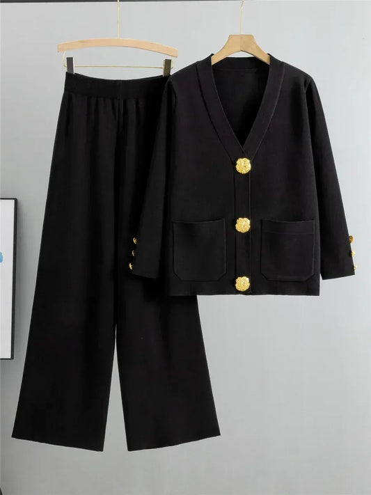 Damset – Stickad tvådelad outfit – V-ringad kofta med fickor – Vida byxor med resårmidja