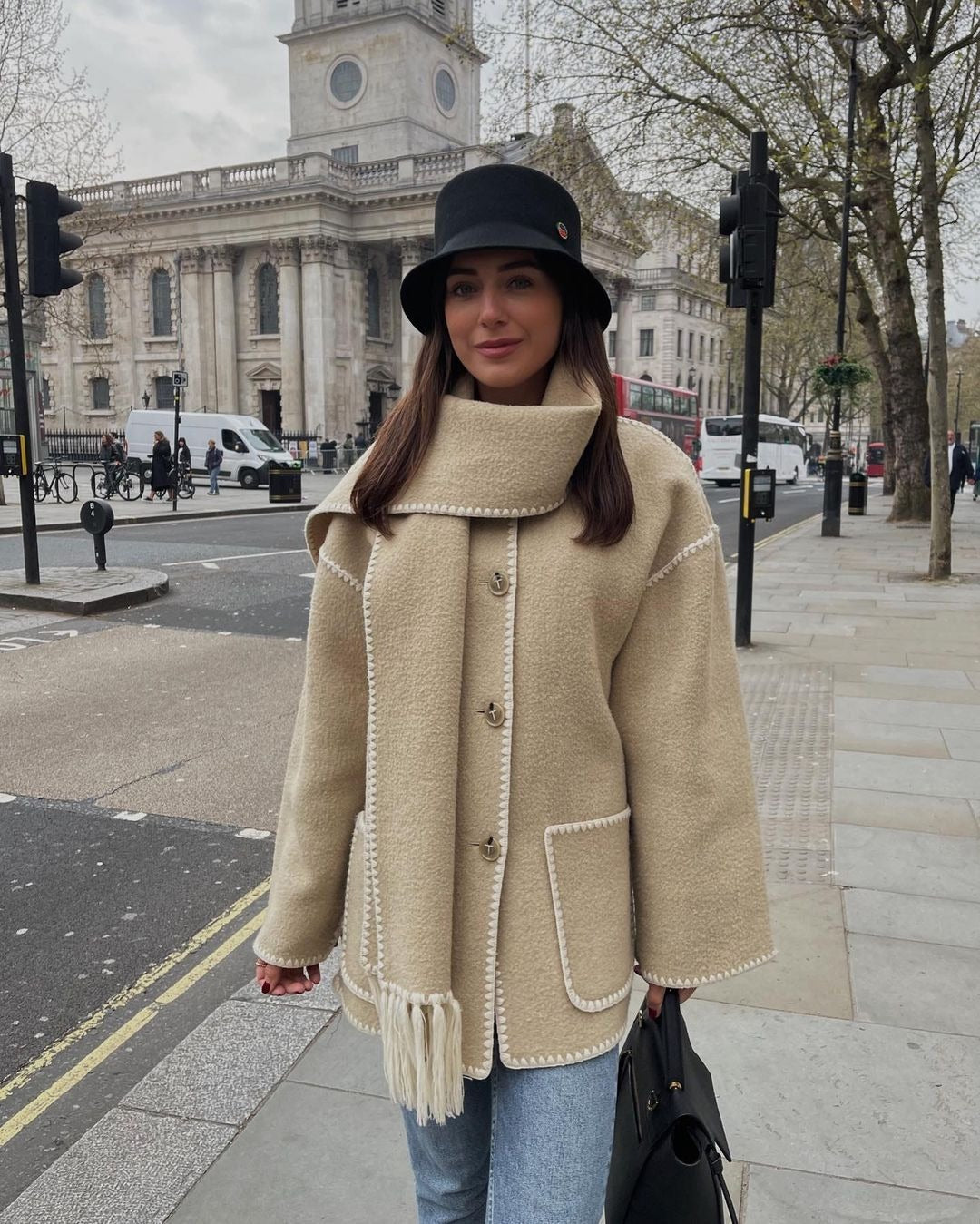 Damkappa i ull – Oversized passform – Knäppning – Matchande halsduk – Fickor