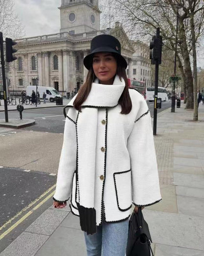 Damkappa i ull – Oversized passform – Knäppning – Matchande halsduk – Fickor