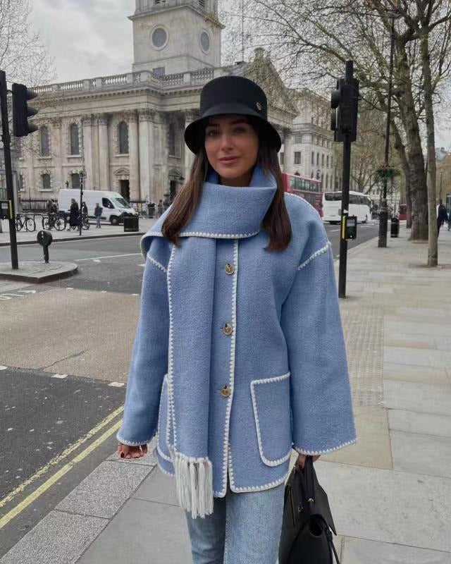 Damkappa i ull – Oversized passform – Knäppning – Matchande halsduk – Fickor