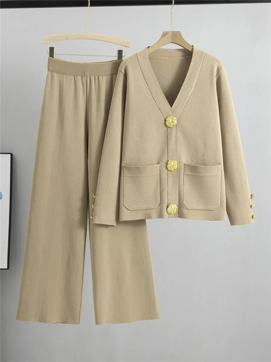 Damset – Stickad tvådelad outfit – V-ringad kofta med fickor – Vida byxor med resårmidja