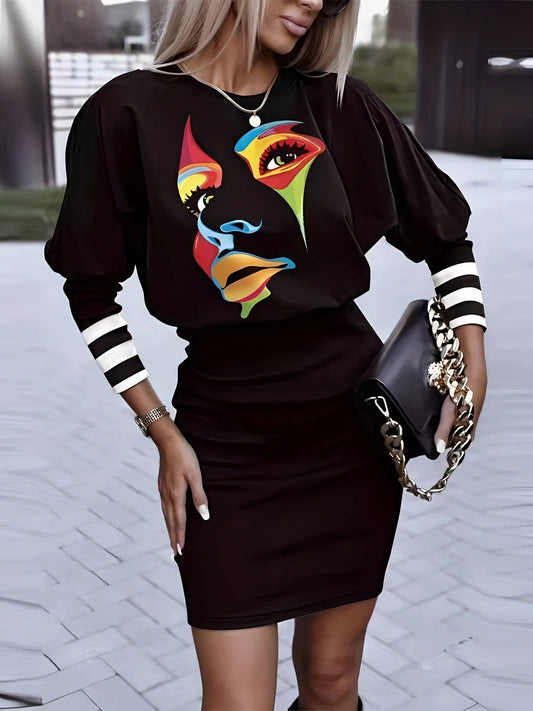 Damklänning – Minilängd – Avslappnad Topp med Figurnära Höft – Lång Ärmslut – Abstrakt Ansiktsmotiv