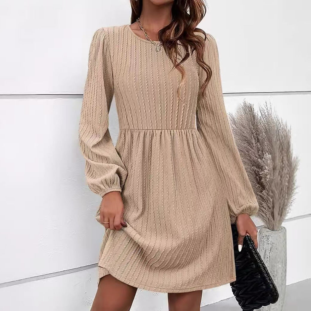 Damklänning – Stickad Jacquard – Figurnära Liv – Klockad Kjol – Puffärm – Rund Hals – Med Fickor