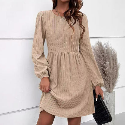 Damklänning – Stickad Jacquard – Figurnära Liv – Klockad Kjol – Puffärm – Rund Hals – Med Fickor